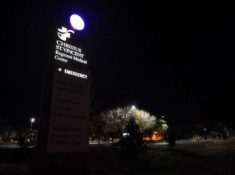 Director del filme ‘Rust’ sale del hospital; el elenco y los trabajadores están ‘devastados’ por la tragedia