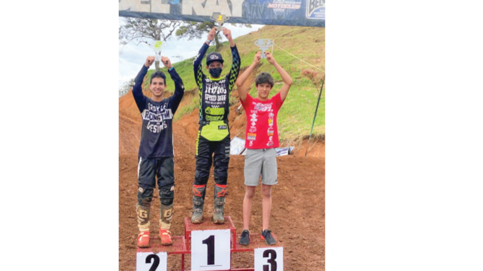 Un panameño planta bandera en suelo tico