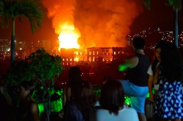 Incendio devora el Museo Nacional de Río de Janeiro