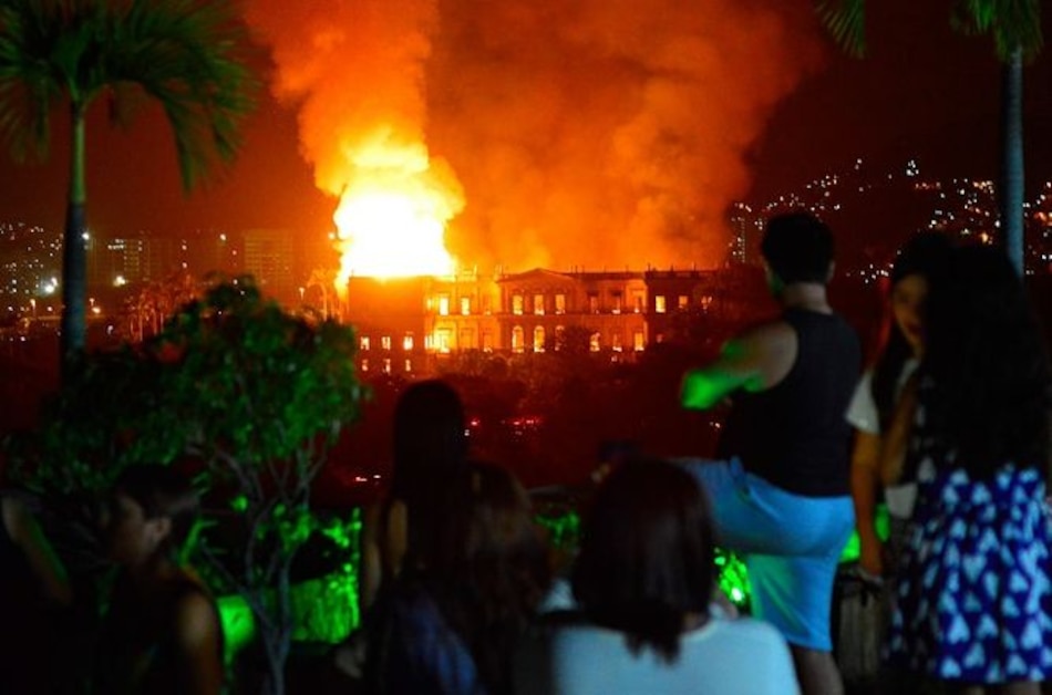 Incendio devora el Museo Nacional de Río de Janeiro
