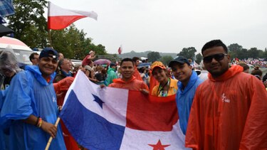 Cientos de panameños se reúnen con el Papa en Cracovia