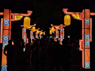 El festival de linternas chinas alumbra el camino en el parque Omar