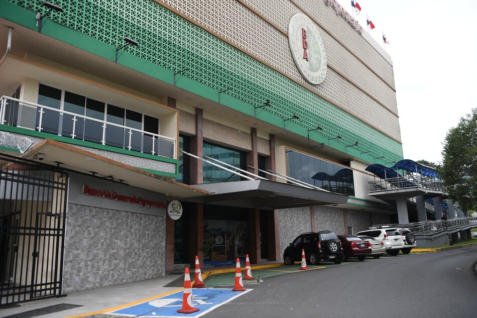 Mulino advierte que se reducirá la fuerza laboral ‘inútil’ en el BDA