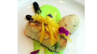 Corvina con salsa holandesa de aguacate y arañitas de plátano