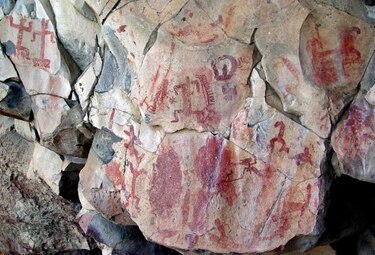 Encuentran pinturas rupestres de casi 2 mil años en centro de México