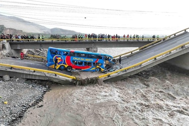 Se elevan a tres los fallecidos tras el colapso de un puente en el norte de Lima