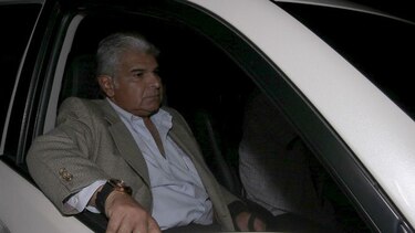 Exministro Mulino es conducido al Hospital Punta Pacífica