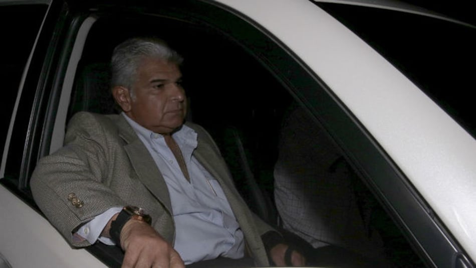 Exministro Mulino es conducido al Hospital Punta Pacífica