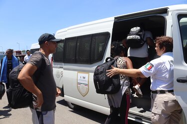 Autoridades hallan a 256 migrantes abandonados al este de México en tres operativos