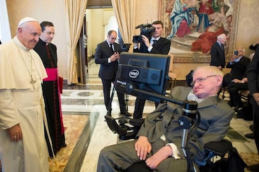 Stephen Hawking es hospitalizado tras sentirse mal en Roma