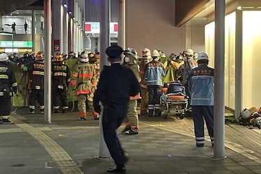 Un hombre apuñaló a unas 17 personas en un tren de Tokio