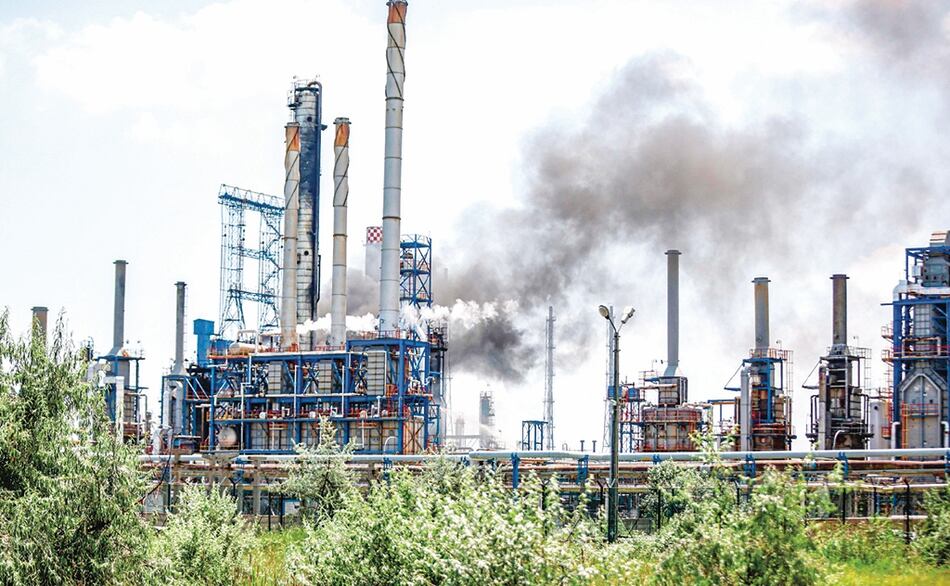 OPEP+ reduce estimación de déficit de petróleo