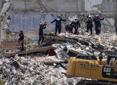 Nueve muertos por colapso de edificio en Estados Unidos; llegan rescatistas de México e Israel