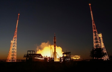 Cancelan caminata espacial de cosmonautas rusos por desperfecto en nave Soyuz