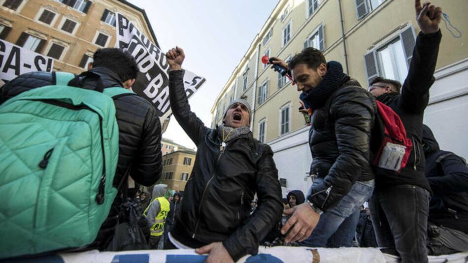 Taxistas italianos en huelga para protestar contra Uber