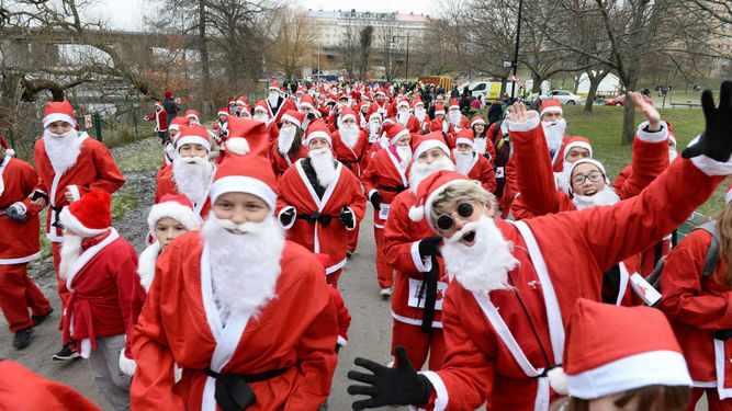 Mil Papás Noel participan en carrera con fines caritativos en Estocolmo