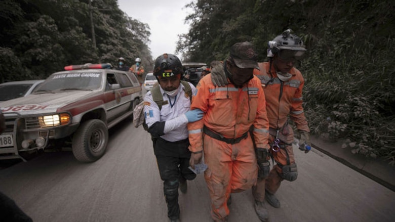 Sube a 25 el número de muertos por erupción de volcán en Guatemala