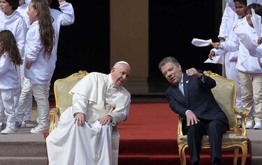 Papa urge a los colombianos a no deponer sus esfuerzos por la paz
