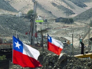 Buscan mil extras en Chile para rodaje de película sobre los 33 mineros