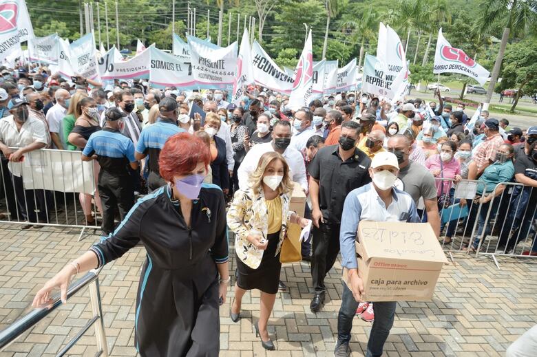 Yanibel Ábrego,  funcionarios a su servicio y de su familia