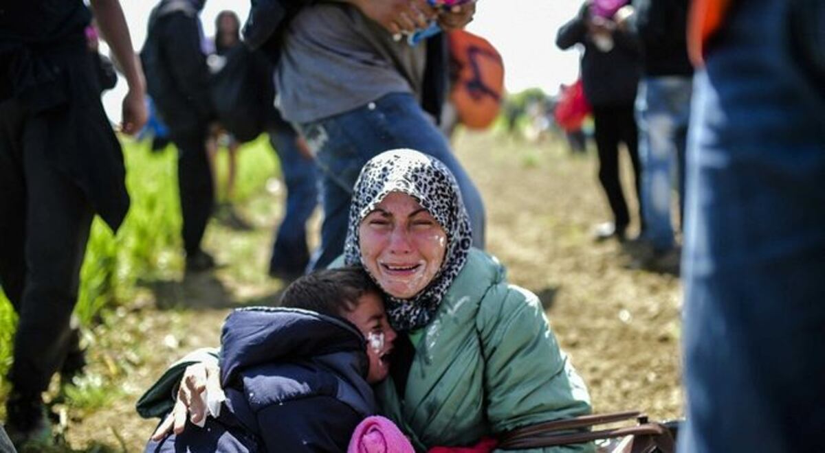 Migrantes chocan con policía macedonia; cientos de heridos