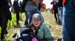 Migrantes chocan con policía macedonia; cientos de heridos