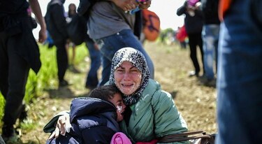 Migrantes chocan con policía macedonia; cientos de heridos