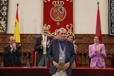 Premio Cervantes hace llamado a la democracia