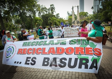Recicladores de Cerro Patacón marchan a la Presidencia en demanda de respuestas a varias peticiones