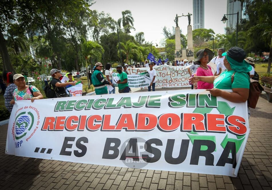 Recicladores de Cerro Patacón marchan a la Presidencia en demanda de respuestas a varias peticiones