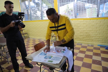Los hondureños salen a votar en una jornada crucial para su frágil democracia