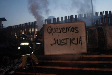 Familiares de los 43 desaparecidos de Iguala marchan rumbo al Zócalo