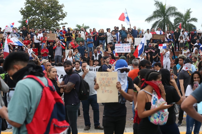 ‘¡Esta patria no se vende, esta patria se defiende!’, gritan miles en la marcha; policía lanza gas lacrimógeno y perdigones