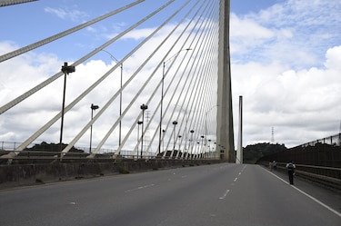 Huecos y losas levantadas en la vía Centenario: una odisea diaria para los conductores