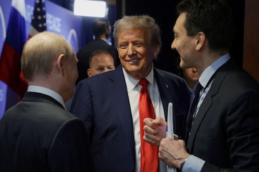 “Fue un espectáculo muy desagradable”: las duras críticas en Ucrania a la cálida bienvenida que le dio Trump a Putin en Alaska