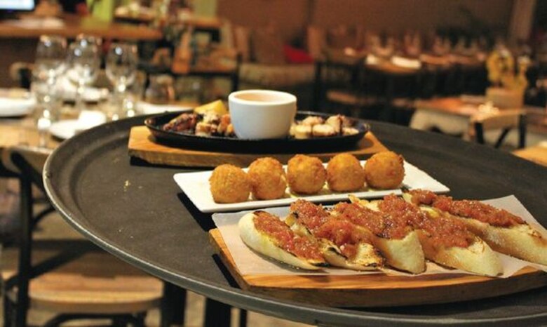 Tapas, parrilla y vino