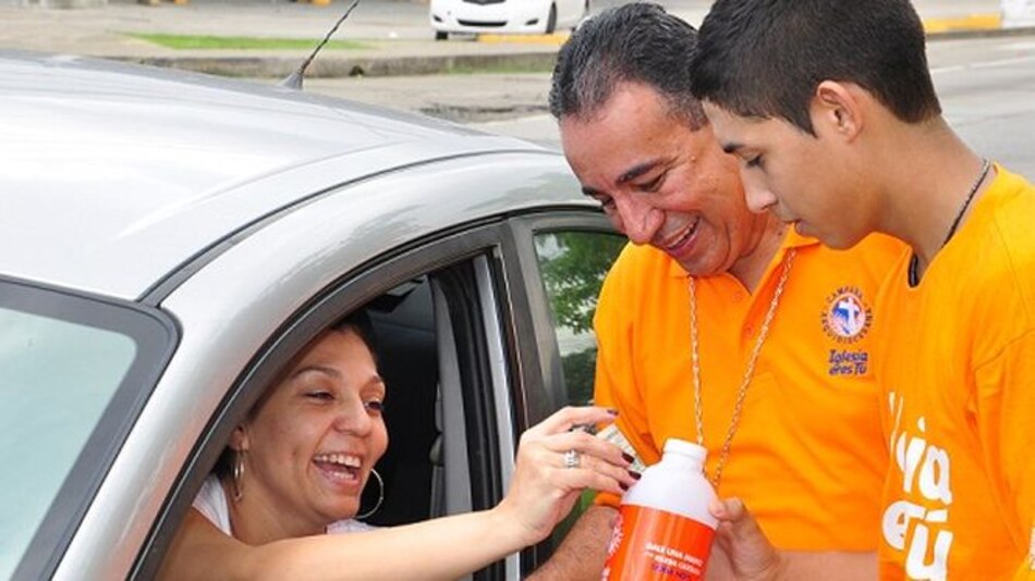 El arzobispo José Domingo Ulloa asegura que vive con $1,200 mensuales