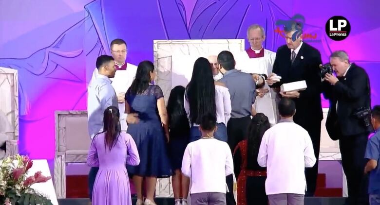 Papa a jóvenes: 'No basta estar todo el día conectado para sentirse amado'