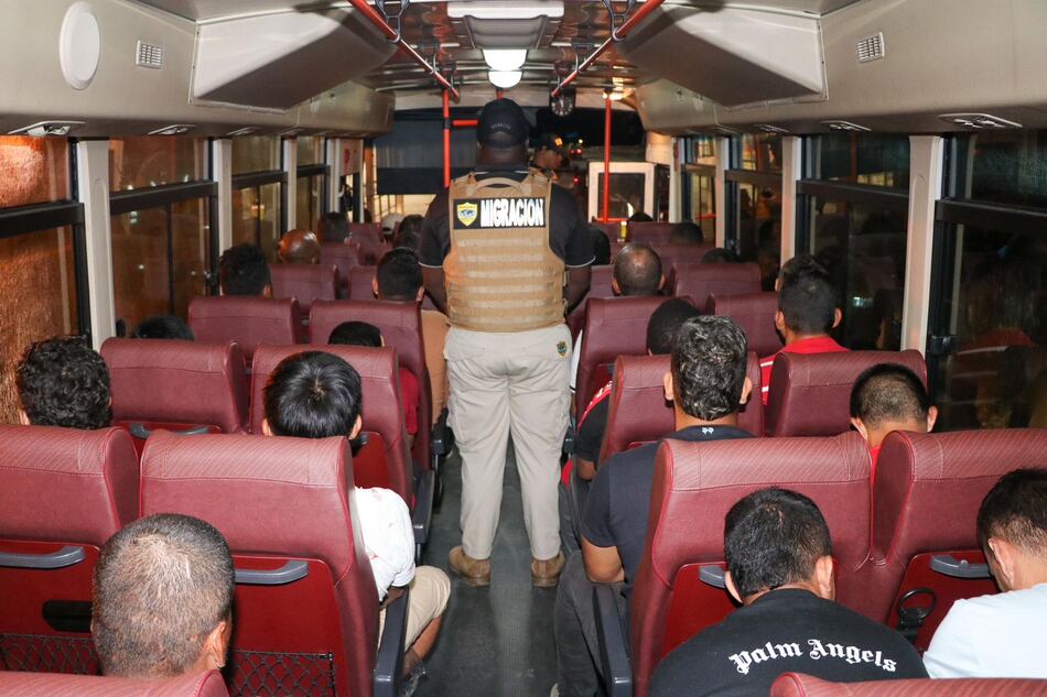 Migración expulsa a 30 colombianos, algunos con historial delictivo