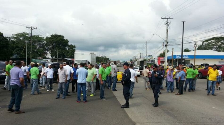 Taxistas cerraron la vía Interamericana; exigen 'mano dura' contra piratas