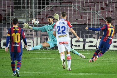 Barcelona golea al Alavés, pero el Atlético no falla contra Granada