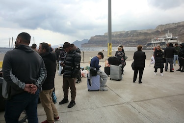 Unas 9,000 personas han abandonado Santorini por temor a la oleada de terremotos
