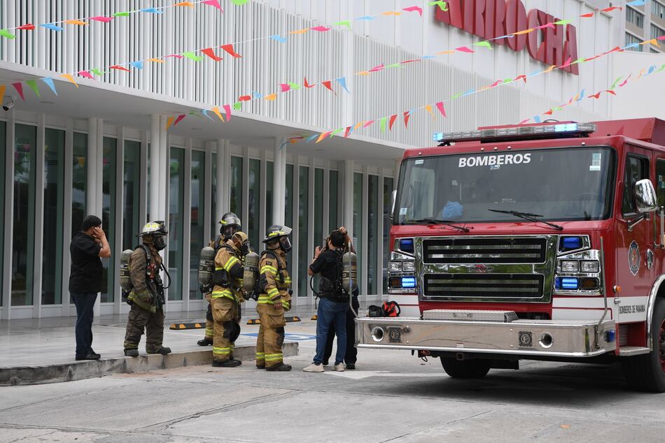 Extinguen incendio en el techo de la sucursal del Banco General en Costa del Este