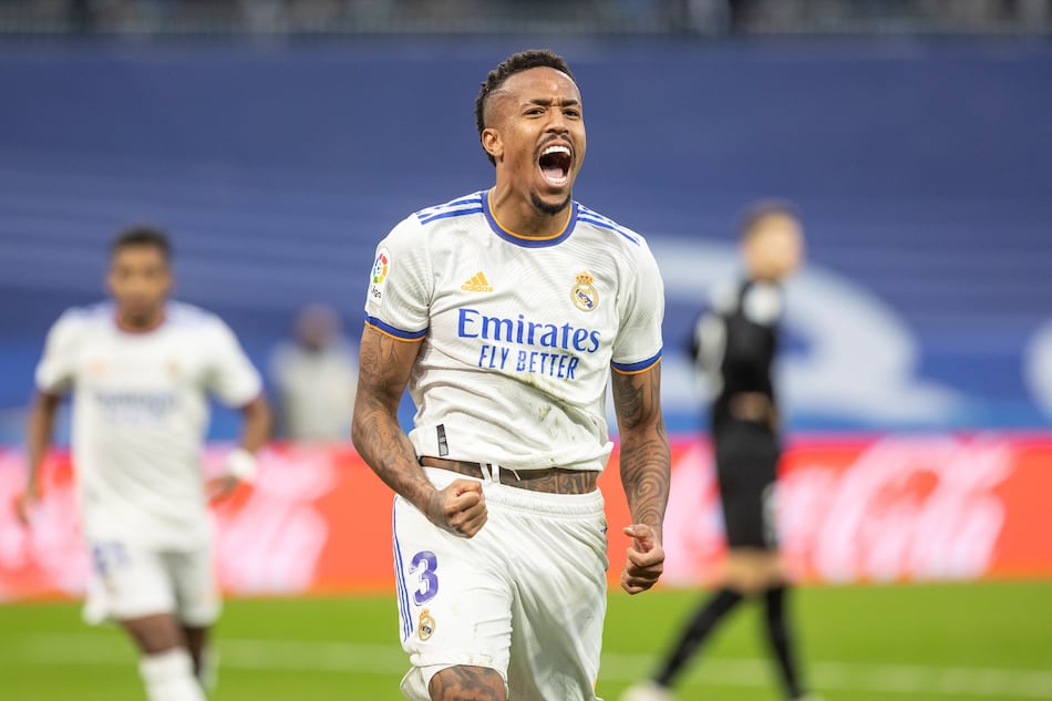 Militao, retirado en camilla tras un nuevo percance de rodilla