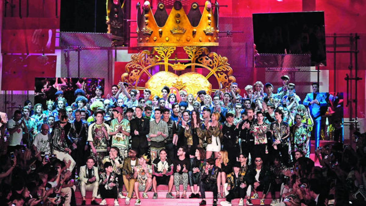 Imagen de todo el equipo que formó parte de la presentación de Dolce & Gabbana.