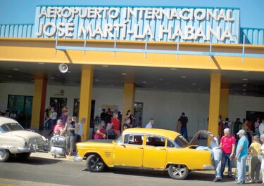 Washington reduce aún más la conexión aérea con Cuba