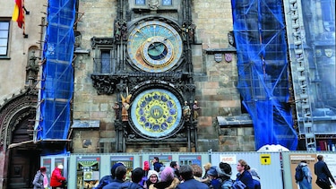 Detienen célebre reloj astronómico de Praga