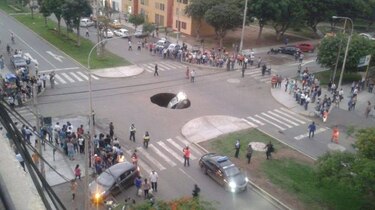 Video: Socavón 'se traga' a auto con familia adentro en Perú; transeúntes los rescatan