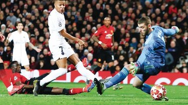 El PSG doblega al Man U de visita y se acerca a cuartos