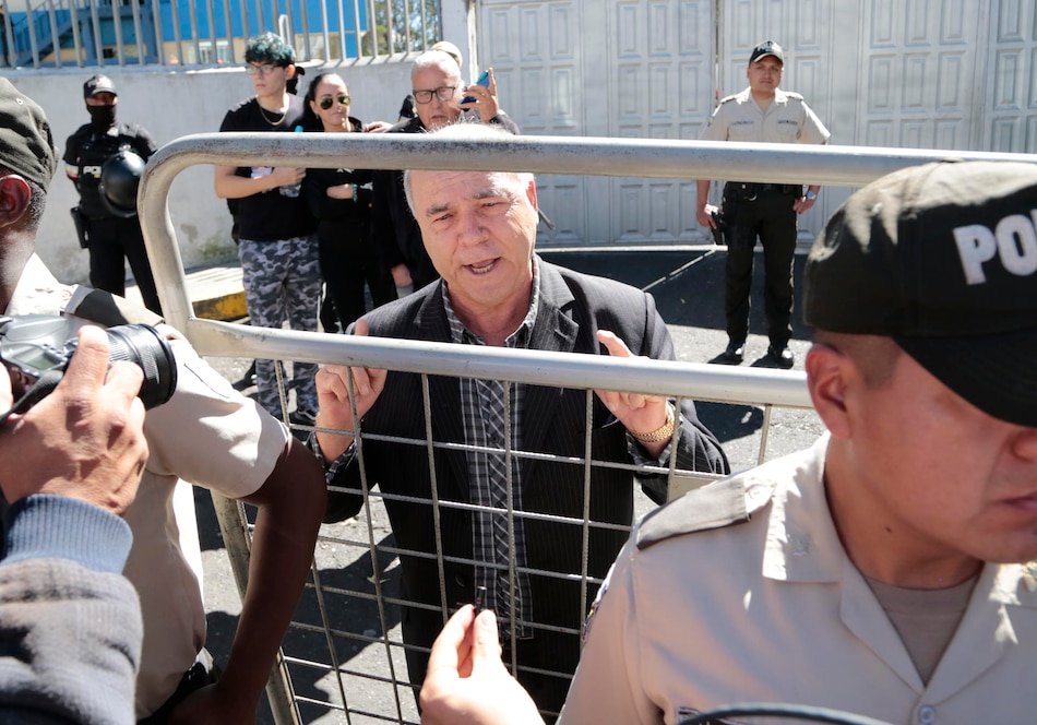 Ecuador: familiares de Fernando Villavicencio reclaman demora en la entrega de su cadáver